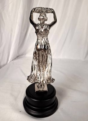 Femme à la couronne de lauriers Epreuve en bronze argenté re…