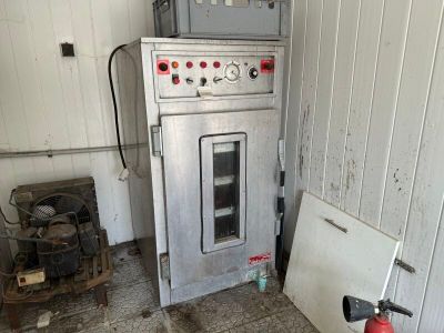 une image d'une cuisine avec une cuisinière et un four