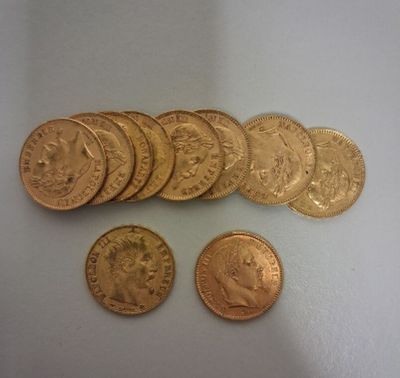 six types différents de pièces d'or sur une surface blanche