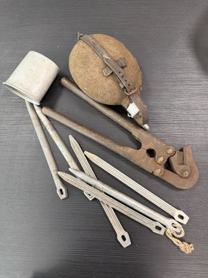 un grand nombre d'outils posés sur une table