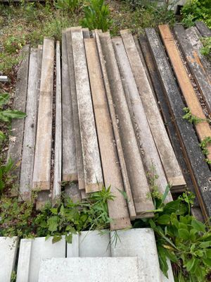 un tas de planches de bois posé par terre
