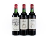 trois bouteilles de vin sont alignées sur une surface blanche