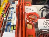 un grand nombre d'outils posés sur une table