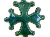 une croix verte sur fond blanc, avec un fond blanc