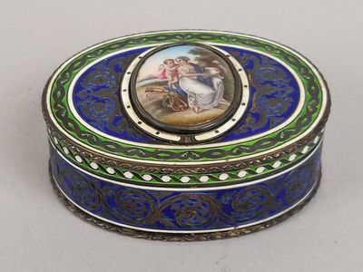 une boîte bleue et verte sur laquelle figure l'image d'un homme et d'une femme