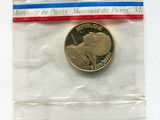 une pièce de monnaie dans un sachet en plastique, entourée d'un ruban