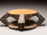 une image représentant une table en bois sur laquelle figure un motif circulaire