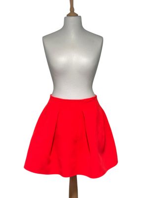 jupe rouge sur un mannequin au torse blanc