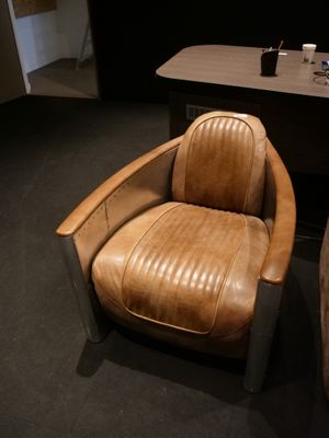 un fauteuil en cuir marron placé devant un bureau