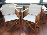 plusieurs chaises et une table dans une pièce au sol en parquet