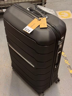 une valise noire avec une étiquette, dans un magasin