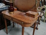 une petite table en bois sur laquelle se trouve un miroir