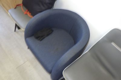 une chaise bleue et une chaise noire placées l'une à côté de l'autre