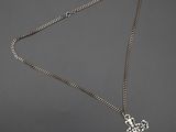 une photo d'un collier en argent orné d'une croix