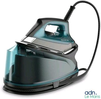 un fer à repasser à vapeur noir et bleu posé sur une surface blanche
