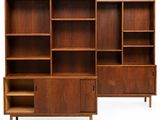 un ensemble de trois bibliothèques danoises en teck à étagères ouvertes