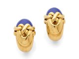 une photo d'une paire de boucles d'oreilles en or et en lapis-lazuli