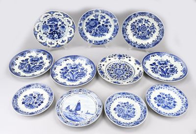 de nombreuses assiettes bleues et blanches sur un fond blanc