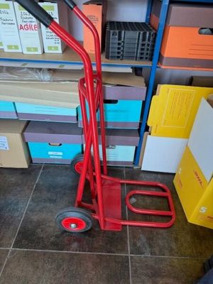 un diable rouge posé par terre