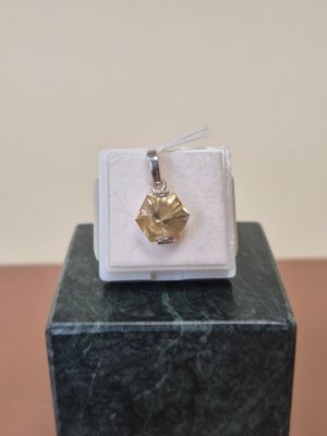 une petite boîte ornée d'un pendentif en feuille d'or