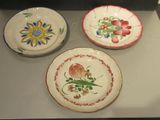 trois assiettes posées sur une table