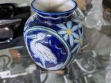 un vase bleu et blanc posé sur une table en verre