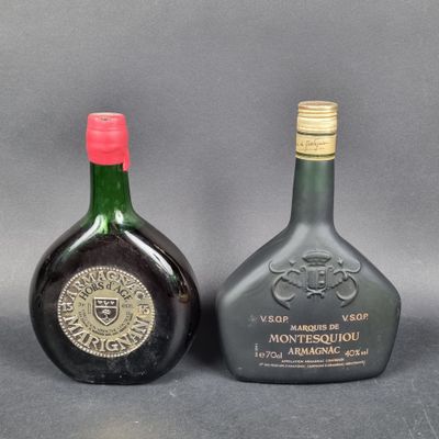 deux bouteilles d'alcool posées l'une à côté de l'autre sur une table