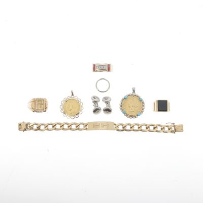 un assortiment de bijoux comprenant un bracelet, une bague et un bracelet