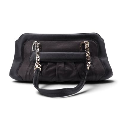 sac à main en cuir noir avec une bandoulière à chaîne et une bandoulière