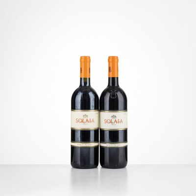 deux bouteilles de vin rouge posées sur une table