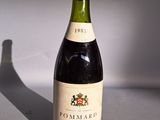 une bouteille de vin posée sur une table
