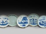 six assiettes bleues et blanches ornées de motifs, posées sur une table