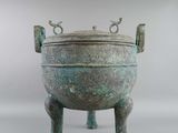 une image représentant un grand pot en bronze posé sur un socle