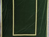 une image représentant une couverture verte et jaune bordée de blanc