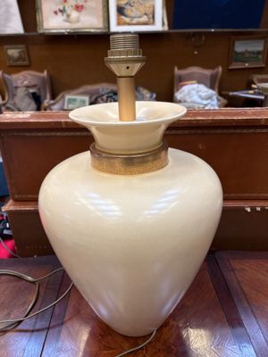 Pied de lampe en céramique émaillé légèrement craquelé beige de forme 