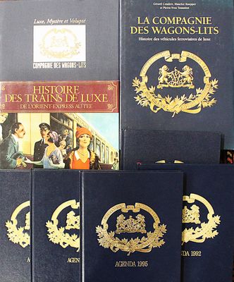 plusieurs livres sont empilés sur une table