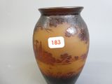 un vase orné d'un motif marron et noir