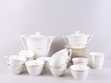 beaucoup de vaisselle et de tasses blanches sur la table