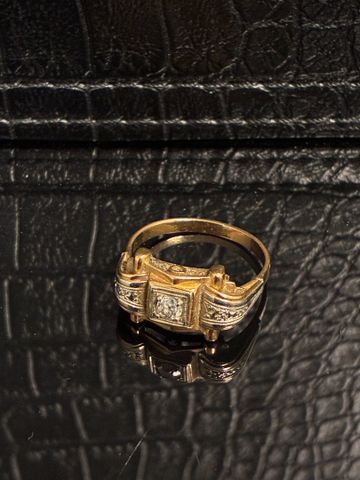 Bague en or 18 carats 750 millièmes à décor d’un petit diamant (e