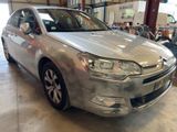 une voiture argentée garée dans un garage