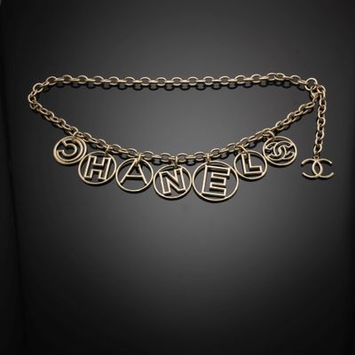 un collier en or sur lequel est inscrit le mot « changers »