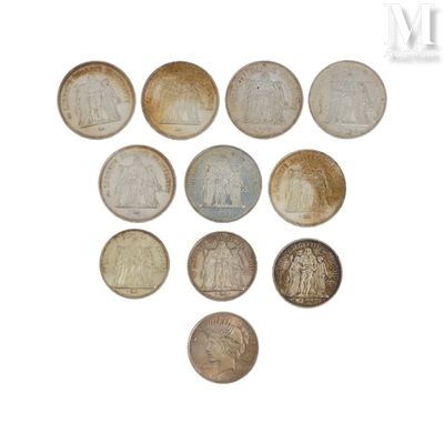 une image représentant un cœur formé de pièces de monnaie sur fond blanc