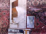 une photo d'un miroir accroché au mur d'une pièce