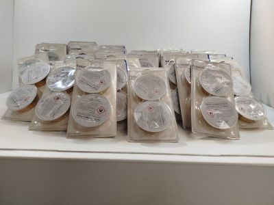 beaucoup de biscuits qui traînent sur un plan de travail