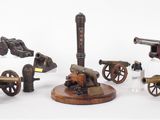 une grande variété de modèles d'armes-jouets exposés