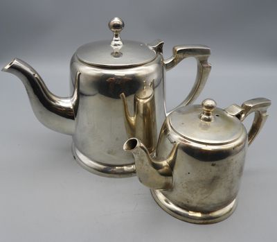 Deux théières en métal argenté grand modèle H 16cm, et petit…