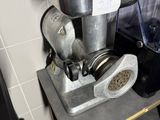 une machine posée sur une table dans une cuisine