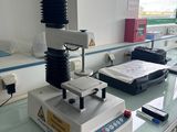 un microscope posé sur un plan de travail