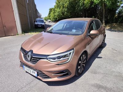 l'avant d'une voiture marron garée sur un parking