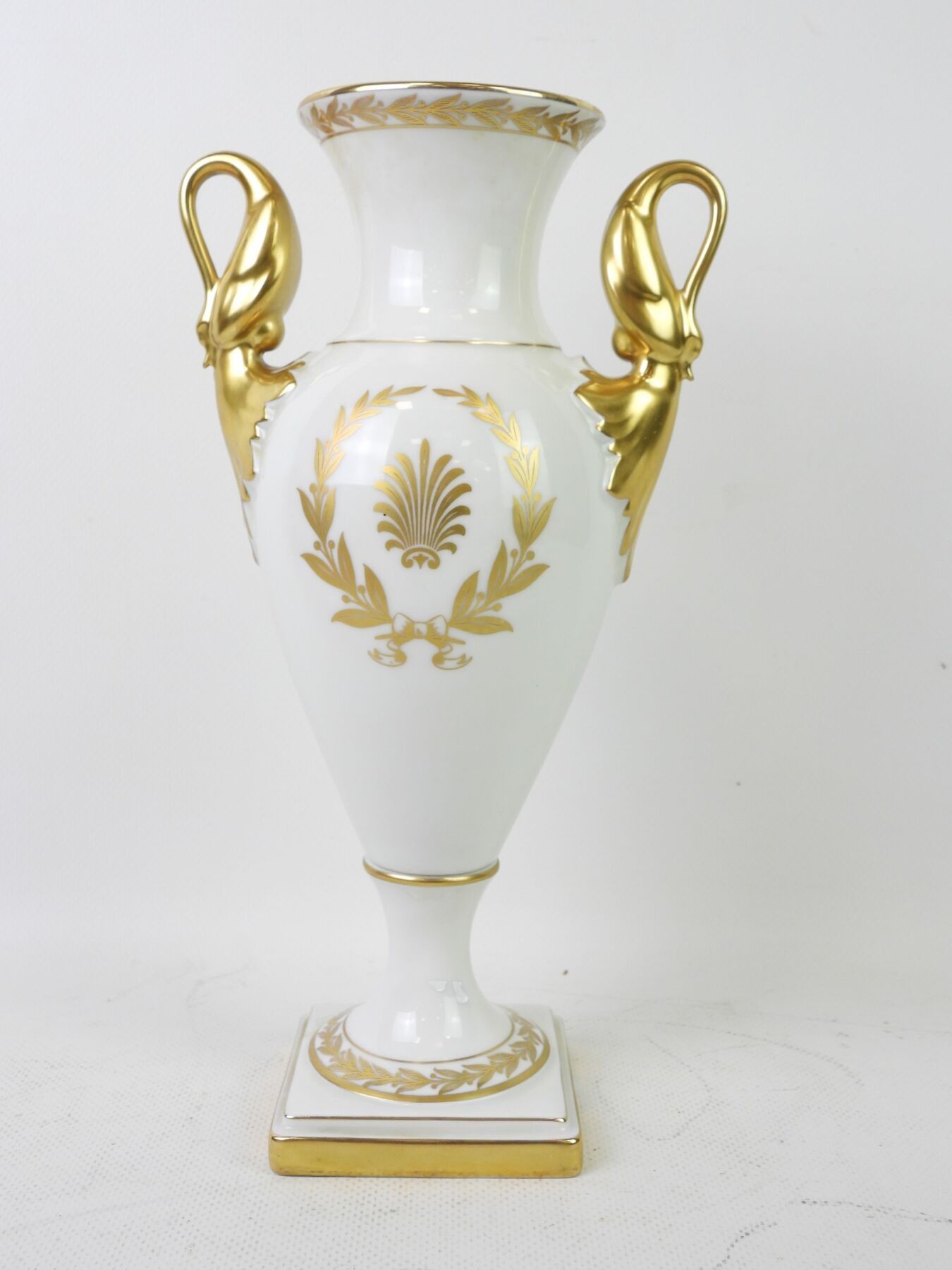 Vase en porcelaine blanche et rehaut doré à décor de cygne et de couronne de laurier dans le style de Paris, portant ...